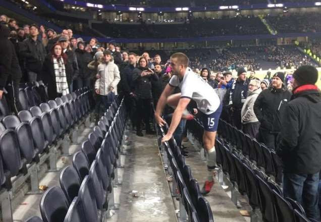 jogador do Tottenham invadindo a arquibancada