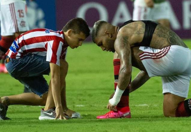 Gabigol presenteando torcedor colombiano com uma chuteira