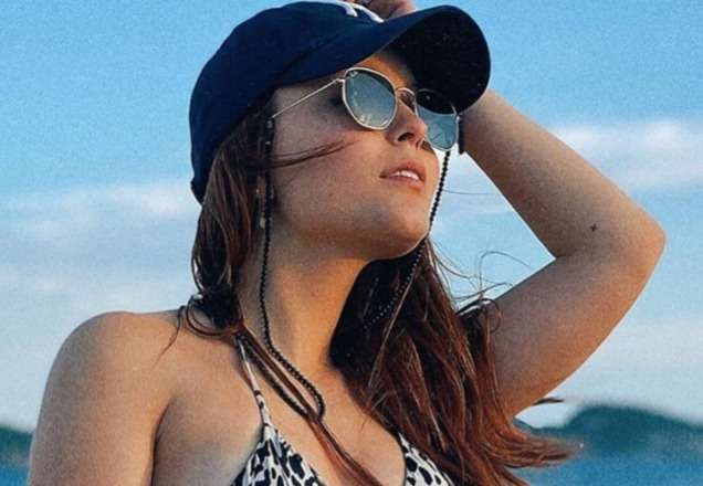 Larissa Manoela em foto na praia (Reprodução/Instagram)