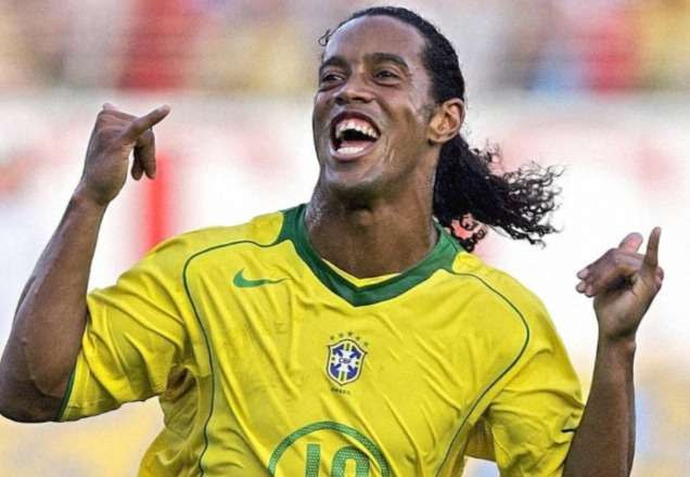 Ronaldinho sorri durante partida pela Seleção Brasileira (Reprodução/Instagram)