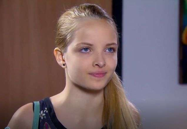 Priscila olhando para seu pai