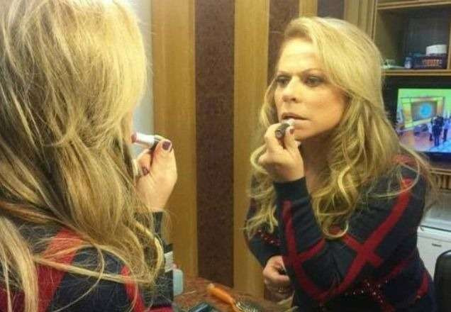 Christina Rocha se maquiando