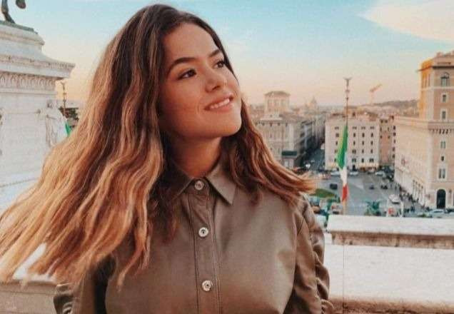 Maisa sorri com cabelos ao vento enquanto posa para foto (Reprodução/Instagram)