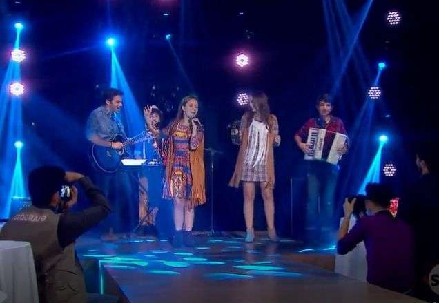 Manuela se apresentando