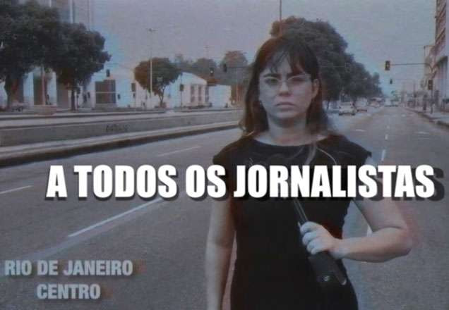 Jornalista segura microfone, mas não fala nada em rua vazia, enquanto aparece frase direcionada para todos os jornalistas