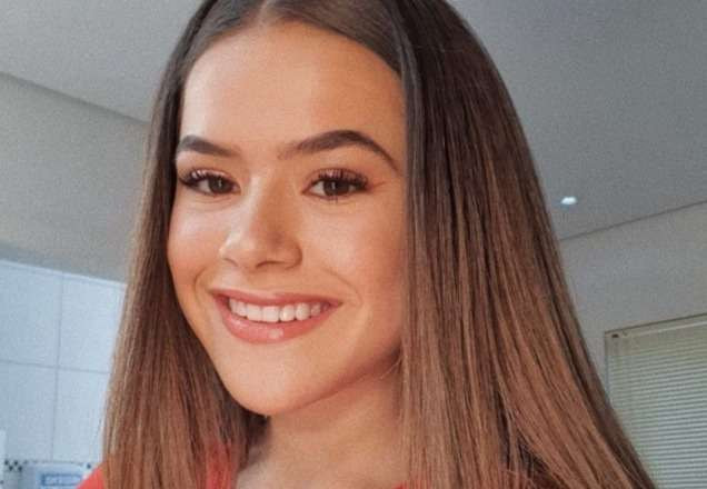 Maisa sorri enquanto posa para foto (Reprodução/Instagram)