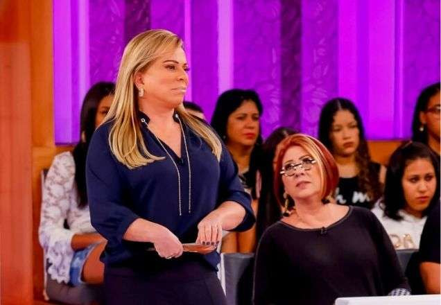 Christina olha com deboche enquanto usa uma roupa toda azul| Foto: Gabriel Cardoso