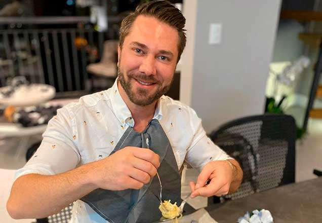 Lucas Anderi comendo macarrão