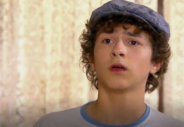 Téo olhando para Omar