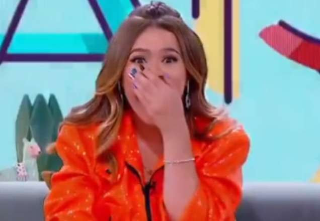 Maisa faz cara de surpresa enquanto tapa a boca com a mão, dentro do estúdio do Programa da Maisa (Reprodução/Instagram)