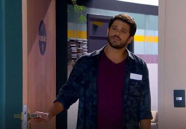 Otávio olhando para Regina
