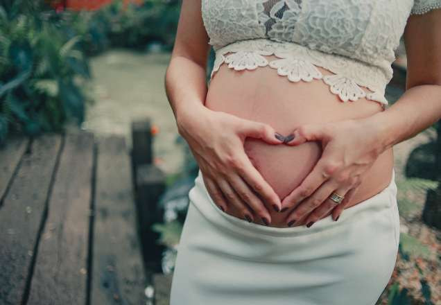 A barriga de uma mulher gestante