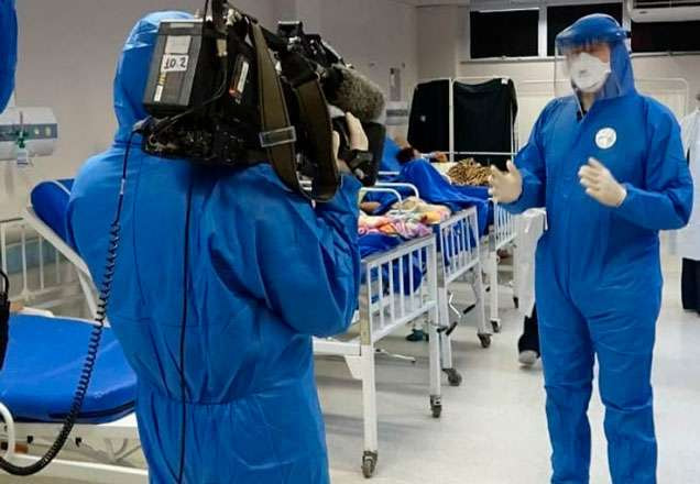 Com roupa especial para se proteger do coronavírus, Roberto Cabrini fala para a câmera em meio a leitos de hospital de Macapá