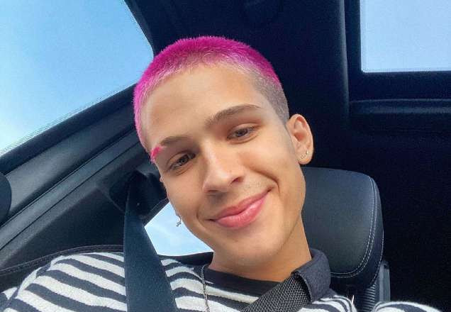 João Guilherme com o cabelo rosa