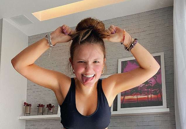 Larissa Manoela puxando os cabelos
