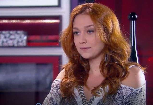 Regina olhando para Isabela