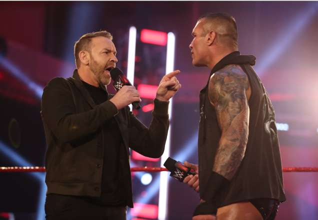 Randy Orton e Christan ficam frente a frente