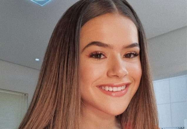 Maisa sorri enquanto posa para foto (Reprodução/Instagram)