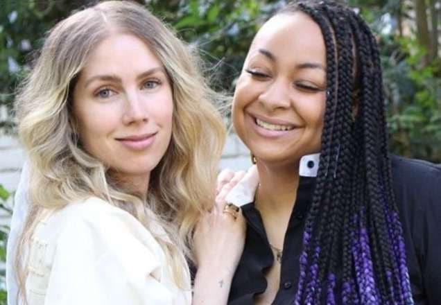Foto: Raven, de as Visões da Raven, sorri ao lado da esposa, Miranda Maday (Reprodução/Instagram)