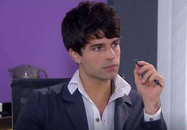 Tomas olhando para Flora