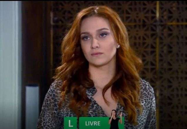 Regina olhando para Otávio na mansão