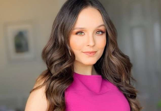Larissa Manoela posa para foto (Reprodução/Instagram)