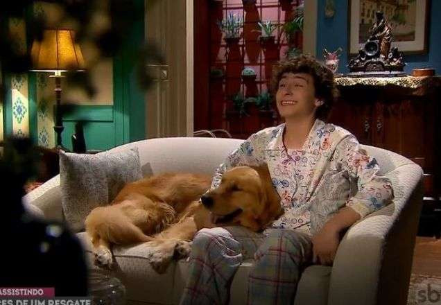 Téo e o Manteguinha sentados no Sofá