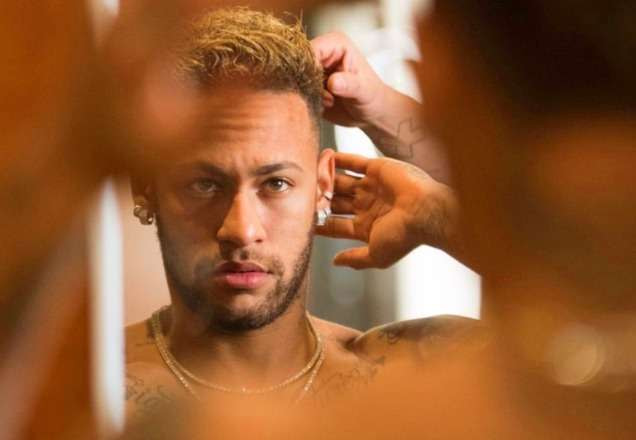 Neymar posa para foto (Reprodução/Instagram)