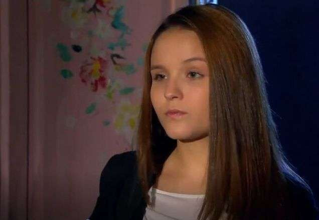 Isabela olhando para Manuela