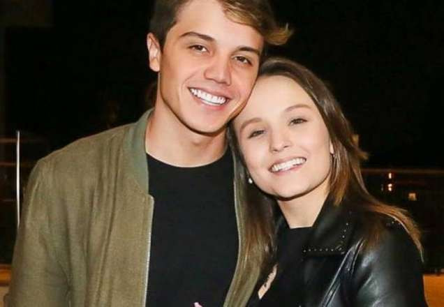 Larissa Manoela posa agarradinha com Leo Cidade