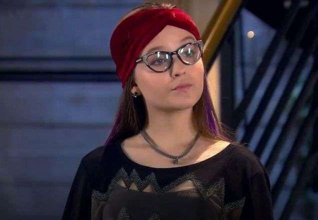 Isabela olhando para a mãe e a irmã
