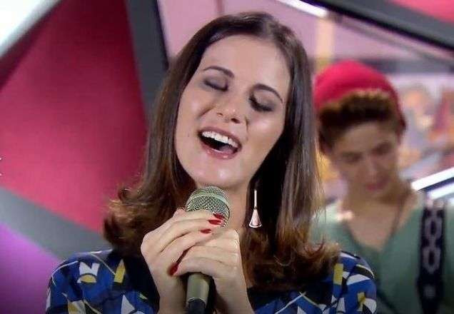 Safira cantando