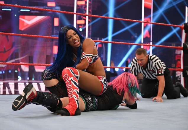 Sasha Banks vence a RAW Women`s Champion Asuka