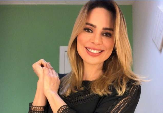 Rachel Sheherazade sorri enquanto posa para foto (Reprodução/Instagram)