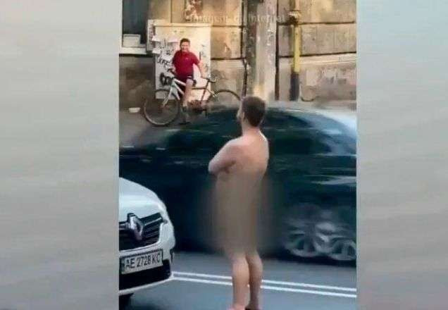 Homem pelado, com bleur nas partes íntimas, em frente a um carro, na rua