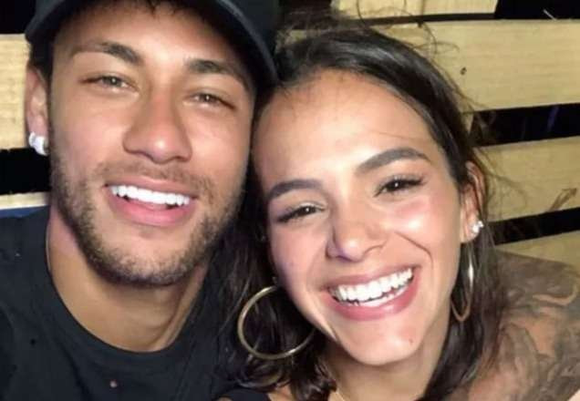 Neymar e Bruna Marquezine sorriem abraçados (Reprodução/Instagram)