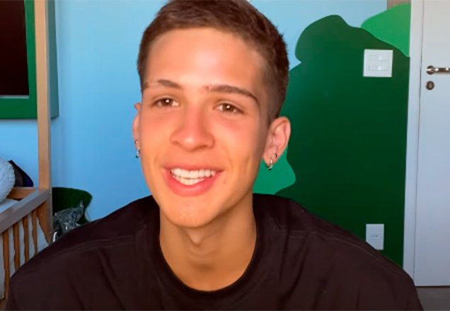 joão gui sorrindo