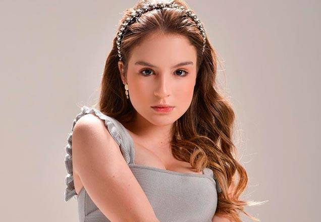 Sophia Valverde com tiara