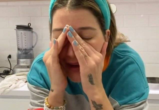 Gabriela Pugliesi preocupada com as mãos no rosto
