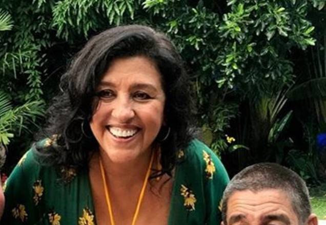 A atriz Regina Casé sorrindo