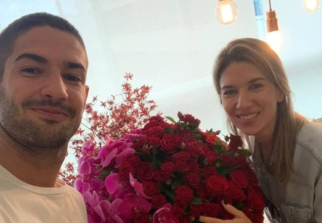 Alexandre Pato e Rebeca Abravanel juntos. Entre eles está um buquê de rosas