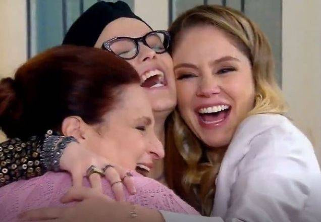 Isabela, Rebeca e Dona Nina se abraçando após a decisão de Isabela