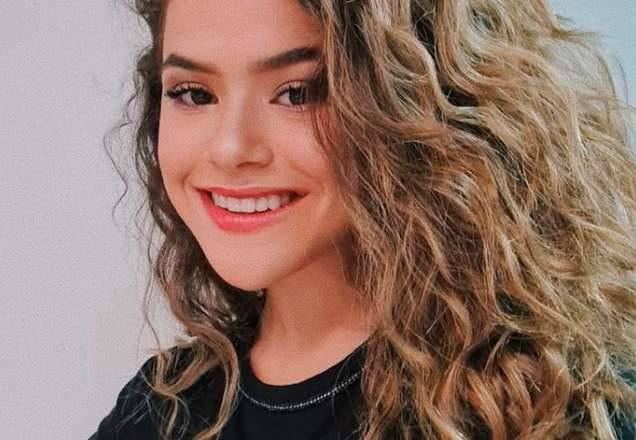 Maisa sorri enquanto posa para foto (Reprodução/Instagram)