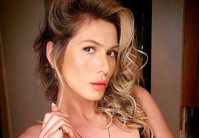 Livia Andrade com cabelo de lado