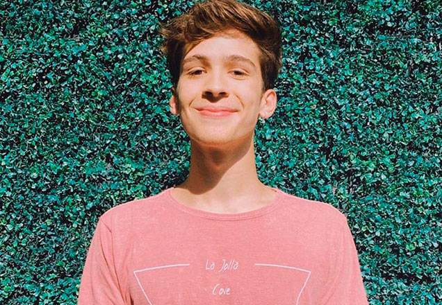 João Guilherme com camiseta rosa