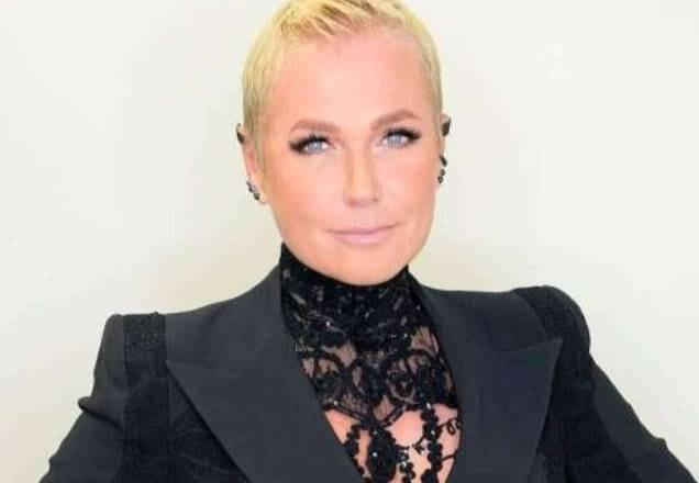 Xuxa posa para foto