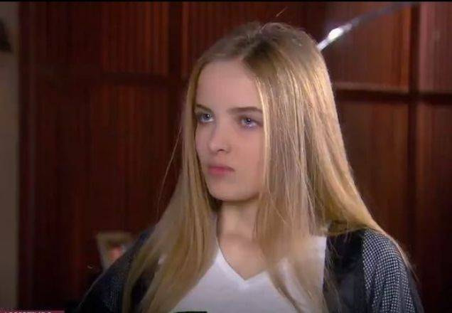 Priscila olhando para Safira durante discussão