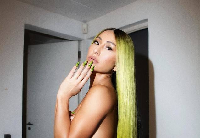 Sabrina Sato com a mãe no queixo. Os cabelos estão pintados de verde