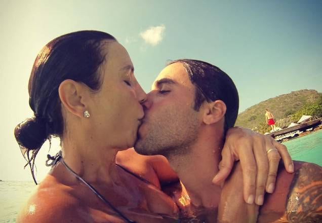 Ivete Sangalo e Daniel Cady se beijando no mar