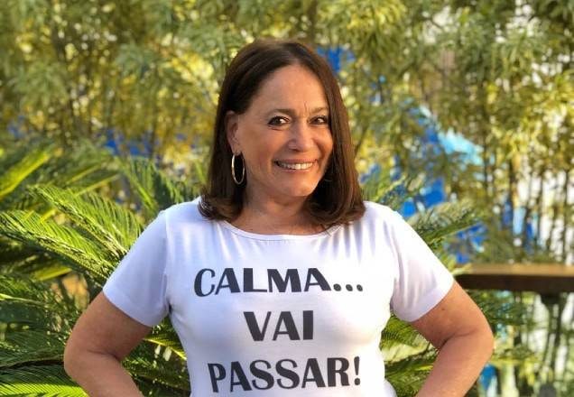 Susana Vieira vestindo uma camisa em que está escrito: "Calma, vai passar"